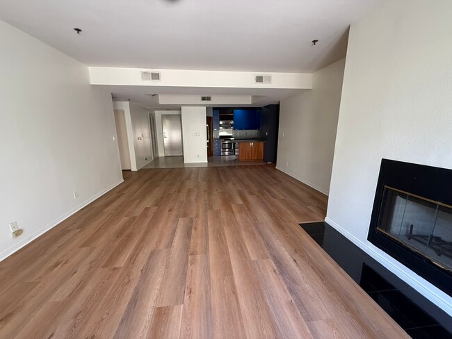 Building Photo - 2222 N Beachwood Dr Unit 412