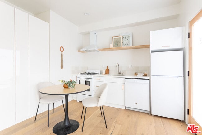 Photo - 3613 1/4 Bellevue Ave