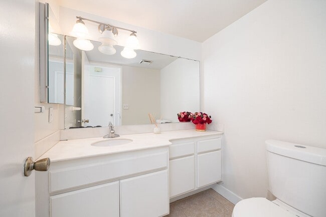 Photo - Gorgeous 2 Bedroom Townhouse in the Heart of Mira Mesa!