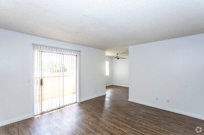 2BR, 1BA - 875SF - Pine View