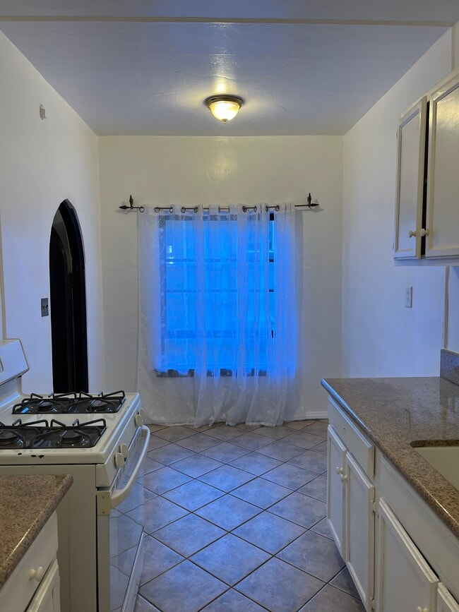 Photo - 2041 N Vermont Ave Unit 203