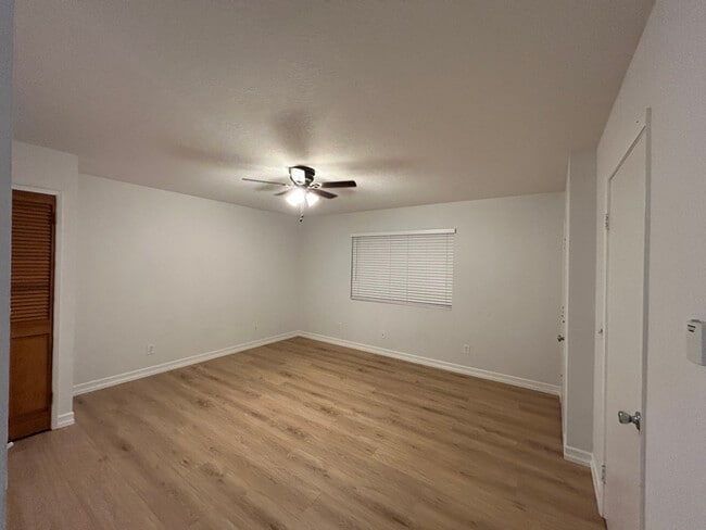 Photo - 10154 McClemont Ave