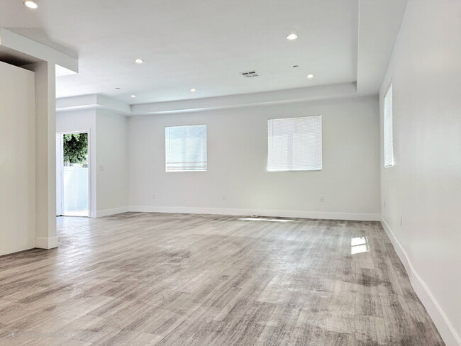 Photo - 829 E 74th St