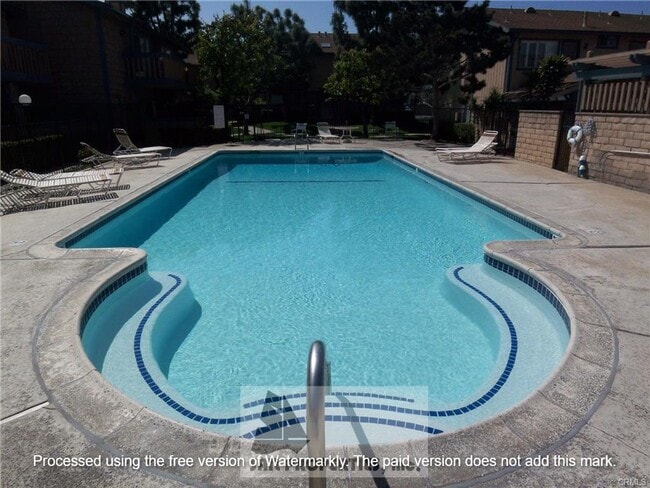Building Photo - Stunning Townhome in Huntington Beach!