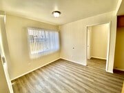 Photo - 553 W 22nd St