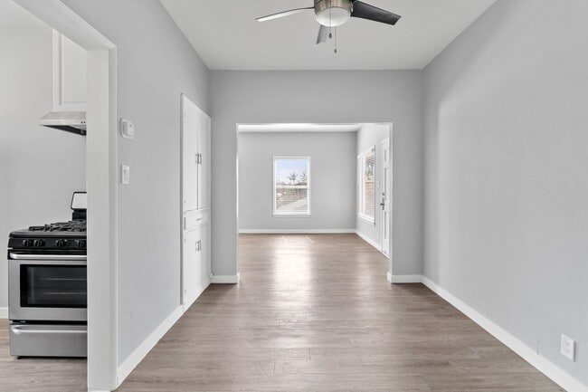 Photo - 2010 Pine Ave Unit 04