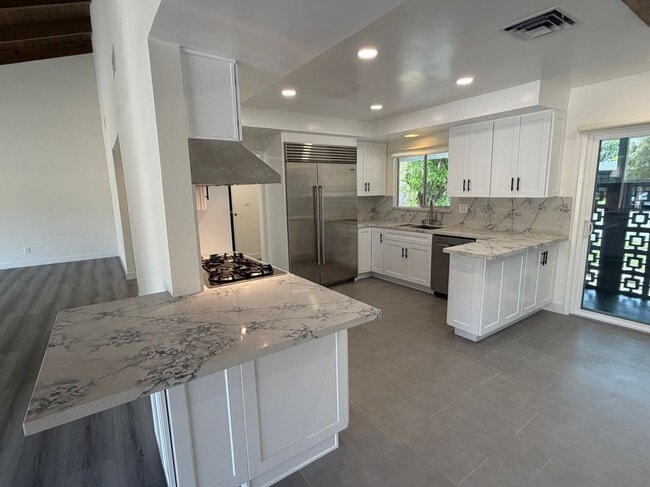 Building Photo - 5301 Dubois Ave