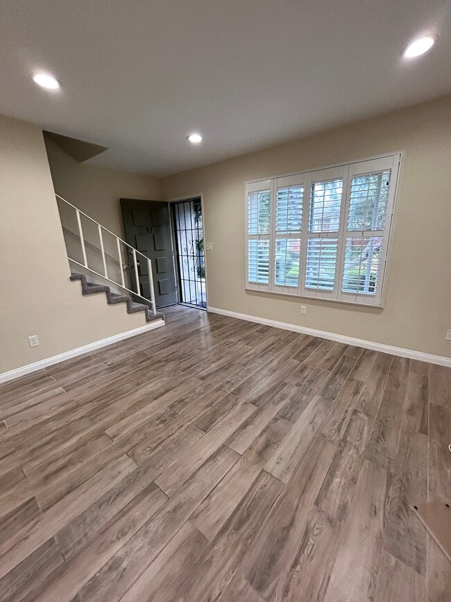 Spacious living area - 975 S Idaho St