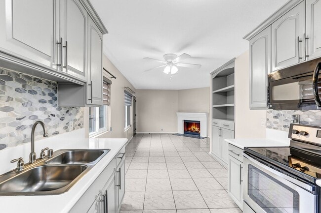 Building Photo - Updated 2 Bedroom, 1 Bath in North Park w/...