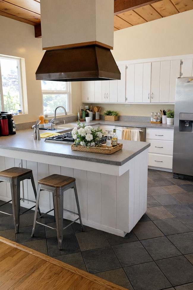 Photo - 6 Bed/ 5 Bath on Campanile! Large back area!