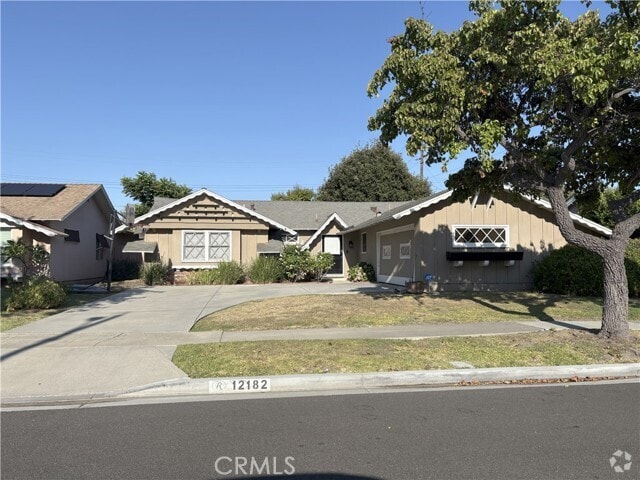 Building Photo - 12182 Oak Leaf Dr Rental