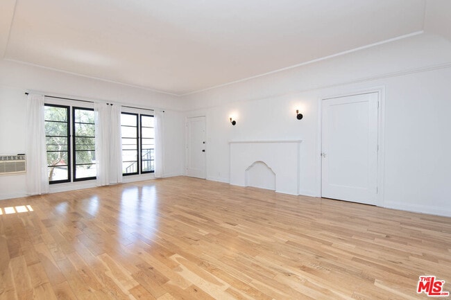 Building Photo - 1085 Cloverdale Ave Unit 1085