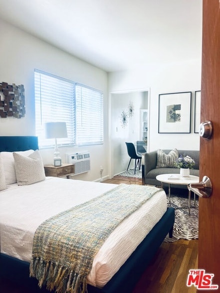 Photo - 1860 Alexandria Ave