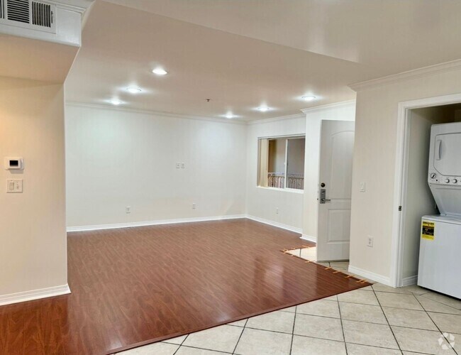 Building Photo - Spacious 2 bedroom condo in Van Nuys Unit 206