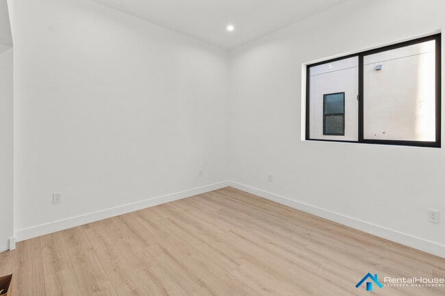 Photo - 3005-3002 La Paz Dr