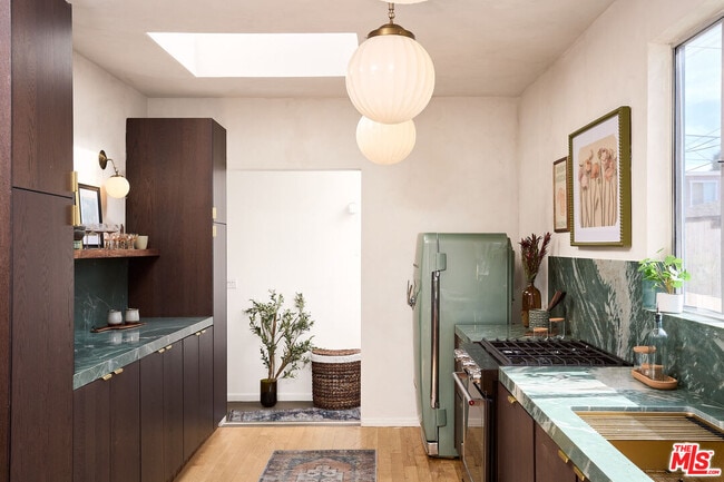 Building Photo - 818 Palms Blvd