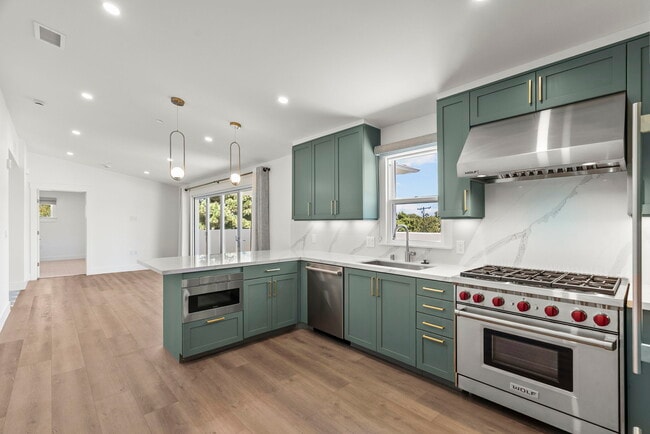 401 Kitchen - 825 De la Vina St Apartments