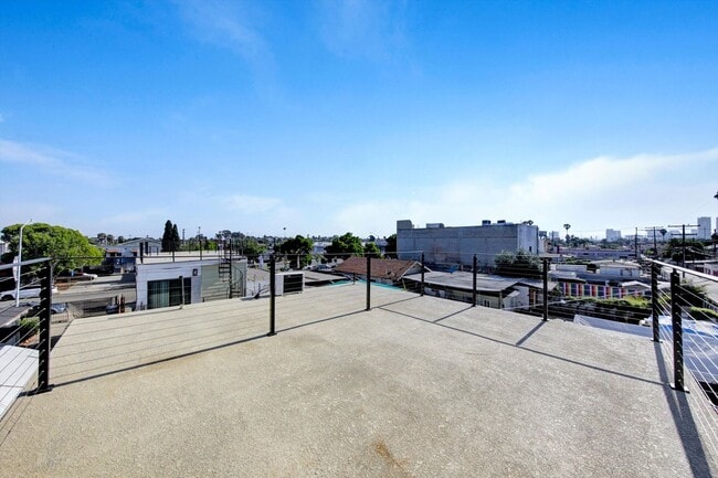 Photo - AMAZING NEW CONSTRUCTION UNIT NEAR DOWNTOWN Unit 3