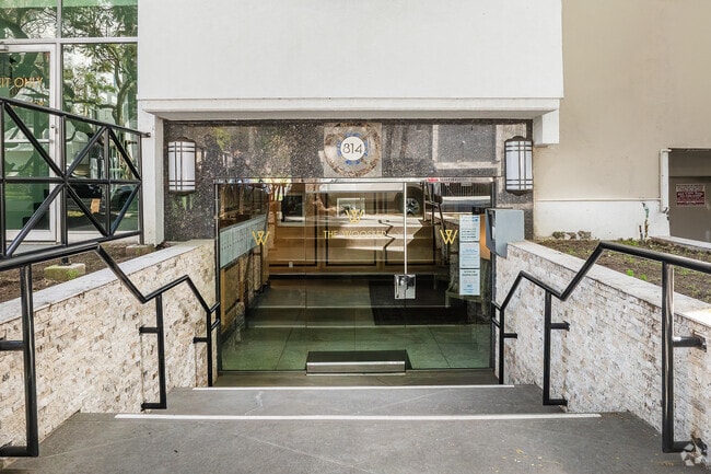 Entrance - 814 S Wooster St