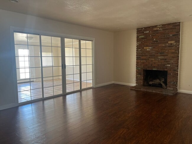 Photo - 4 bedroom 2bathroom Home Available now!