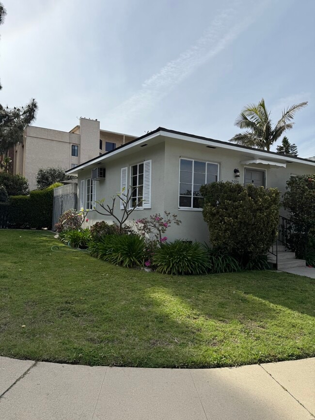 Photo - 2599 Wellesley Ave Unit 2599