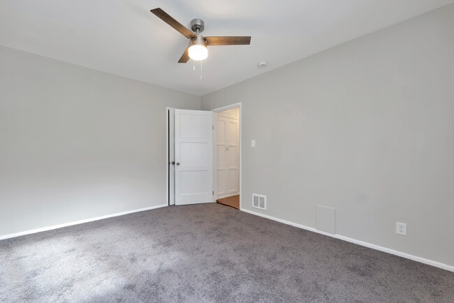 Master Bed and Walk-in Closet - 4080 Abourne Rd Unit 4121A