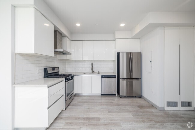 2BR, 2BA - 935SF - Kitchen - 941 Fedora St