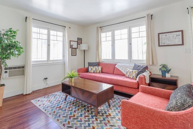 Photo - 5124 3/4 De Longpre Ave