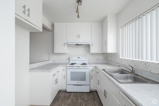 1BR, 1BA - 594SF - Island Breeze Apartments