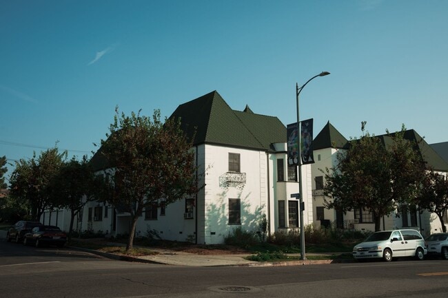 Building Photo - This spacious studio apartment located in the popular Los Feliz neighborhood of Los Angeles is no... Unit 4636 Clarissa Ave.