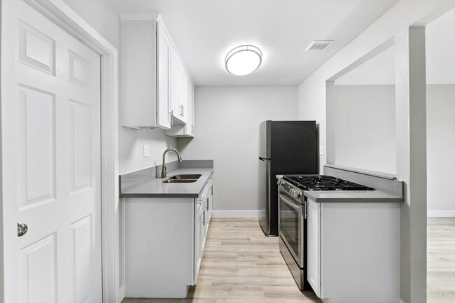 Building Photo - 1495 Peterson Ave