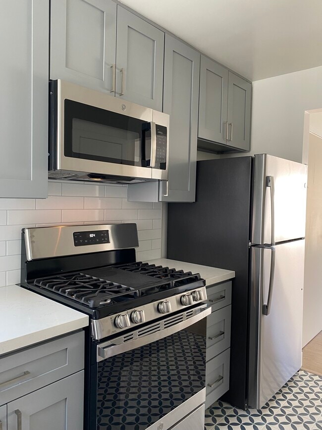 Kitchen - stainless steel appliances - 1331 W Adams Blvd Apartments Unit 1331