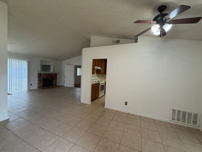 Photo - Hesperia Home, 3 Bedroom's, 2 Bathrooms, New paint, New Carpet,