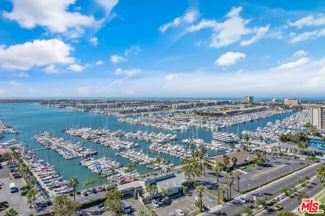 Building Photo - 13700 Marina Pointe Dr Unit 703