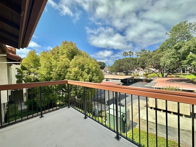 Photo - Indulge in coastal living in this beautiful 2bd 1ba Condo located in La Jolla area close to UCSD!