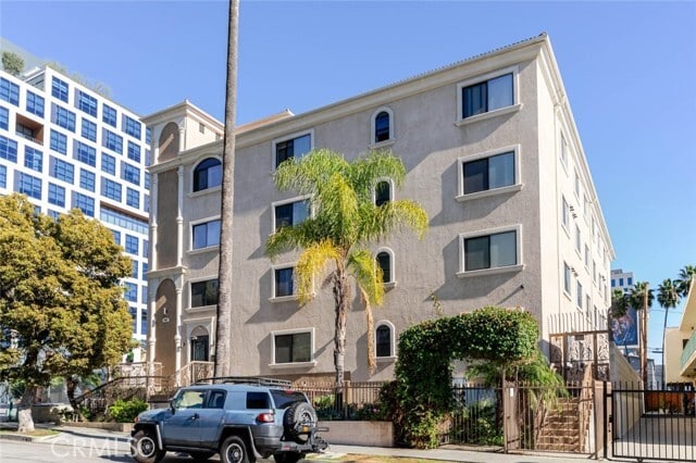 Building Photo - 1466 Tamarind Ave Unit 401