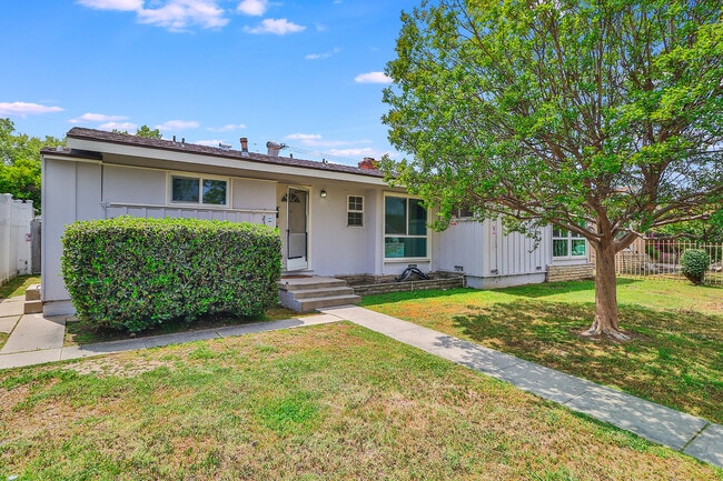 Photo - 23208 Vanowen St