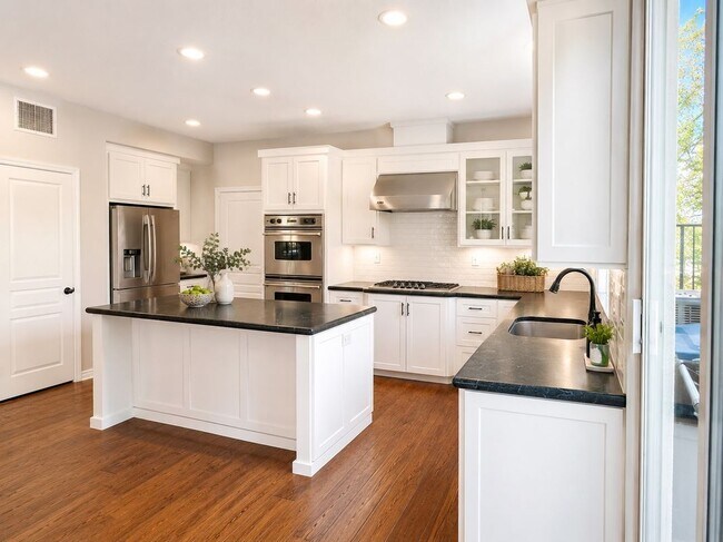 Photo - 250 Napa Ct