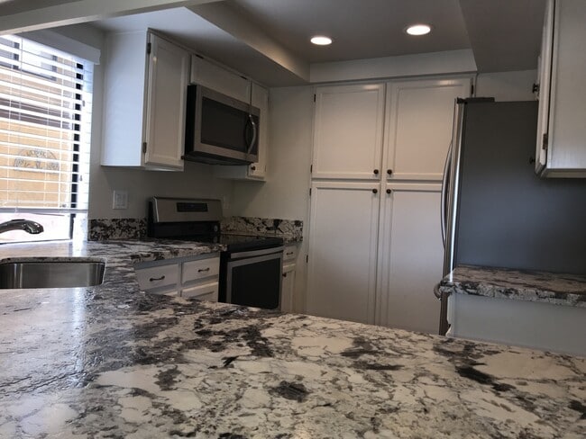 Building Photo - West of Hwy 101 Encinitas! 2bd 2.5 ba end Unit Pacifica