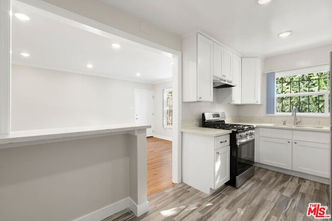 Photo - 827 N Alta Vista Blvd