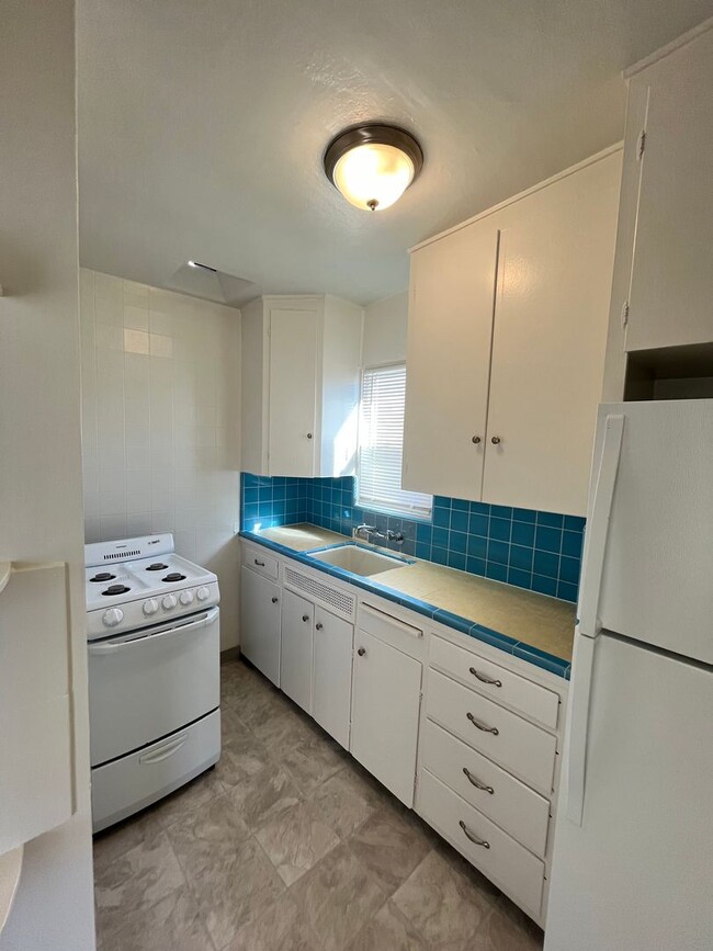 Photo - AVAILABLE JUNE! LIGHT AND BRIGHT STUDIO ON MISSION BLVD W/ PARKING! MISSION BEACH - $1,895/mo! Unit 807 Jamaica Court