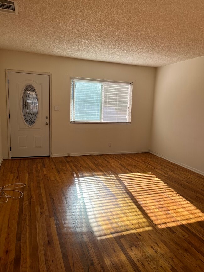 Building Photo - 4074 Rosabell St Unit 4076