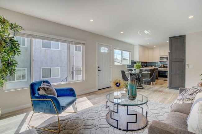 Photo - STUNNING UPGRADED UPSTAIRS 2BD/2BA UNIT IN... Unit 2049 Diamond Street