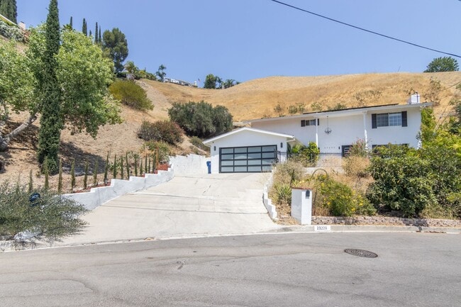 Refreshed 5-bedroom, 3-bathroom home locat... - Refreshed 5-bedroom, 3-bathroom home locat...