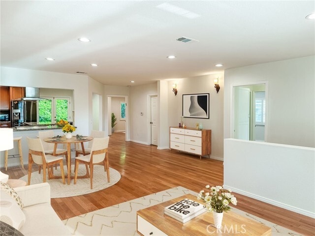Photo - 5857 Balcom Ave