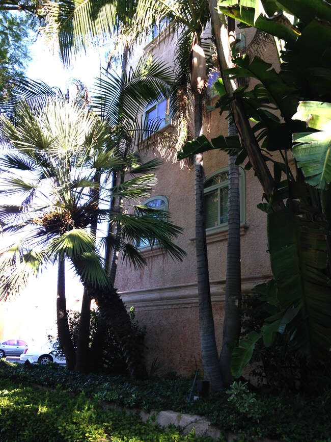 Front of building - 1818 Greenfield Ave Unit Back 1st floor