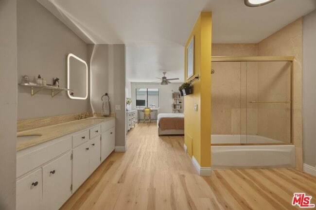 Building Photo - 5301 Balboa Blvd Unit F8