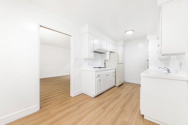 Photo - 412 W Queen St Unit 6