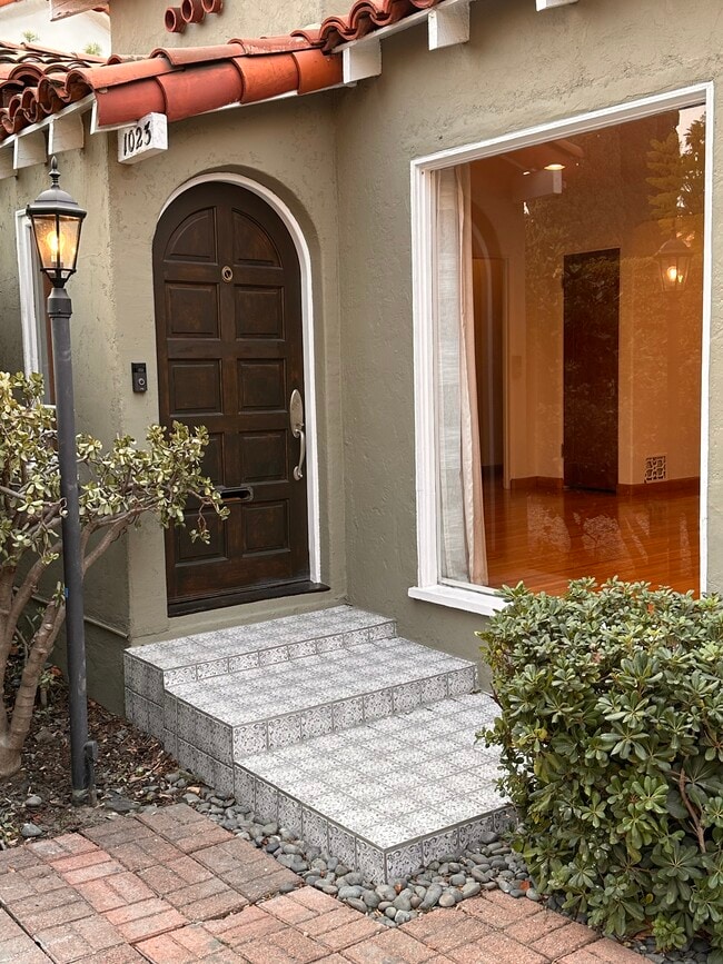 Building Photo - 1023 S Stanley Ave