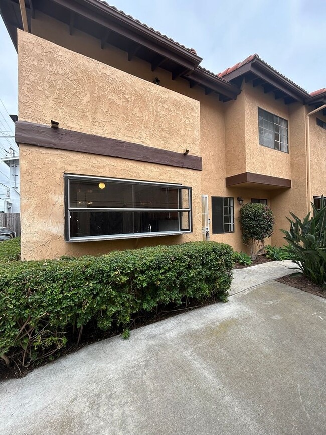 Building Photo - 1460 Hornblend St Unit #4